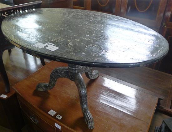 Mother of pearl inlaid lacquered oval topped table(-)